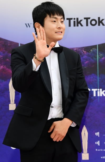 [TEN 포토] 기안84 '빨리 인사하고 가야지'