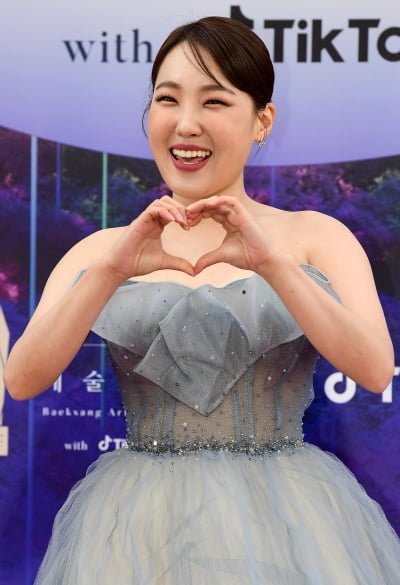 [TEN 포토] 이은지 '에너지 넘치는 하트'