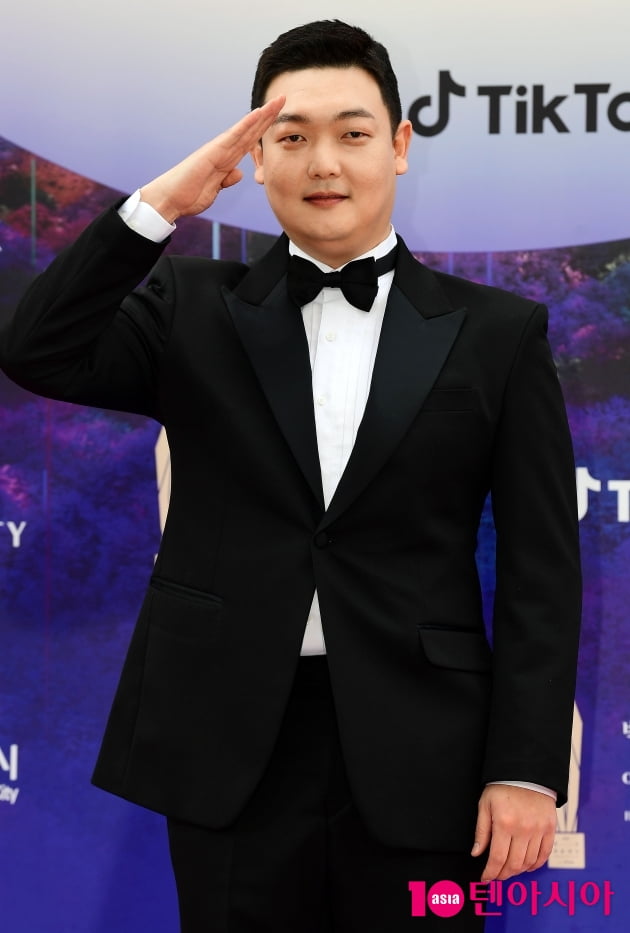 [TEN 포토] 김민호 '모범병사 경례'