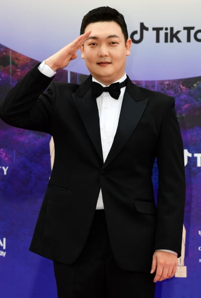 [TEN 포토] 김민호 '모범병사 경례'