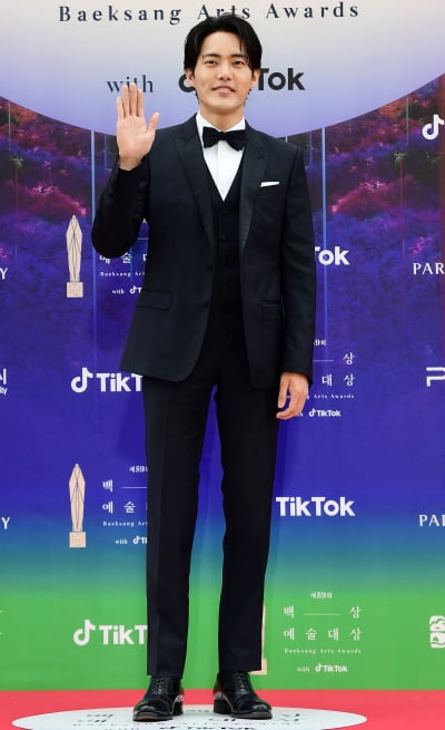 [TEN 포토] 김건우 '인기남 왔어요'