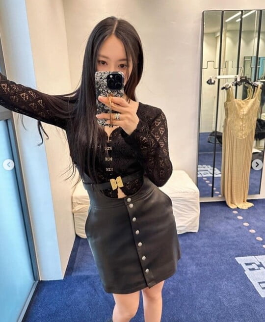 효민, 가죽 스커트 입어도 숨길 수 없는 콜라병 몸매…아찔한 매력