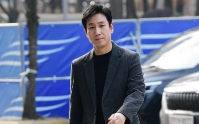 '잠'·'탈출' 이선균, 오늘(19일) 칸 영화제 위해 프랑스行…정유미는 개별 출국