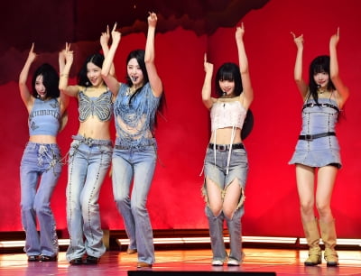 [TEN 포토] 르세라핌 '타이틀곡 'UNFORGIVEN' 시그니처'