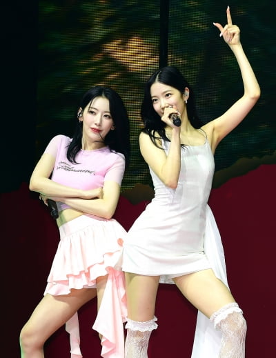 [TEN 포토] 르세라핌 사쿠라-카즈하 '아름다운 투 샷'