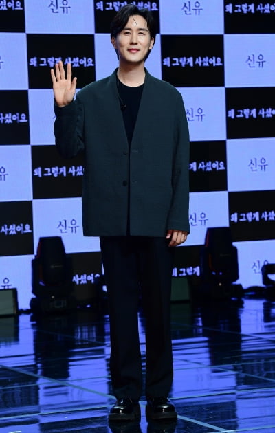 [TEN 포토] 신유 '신곡 '왜 그렇게 사셨어요'으로 컴백'