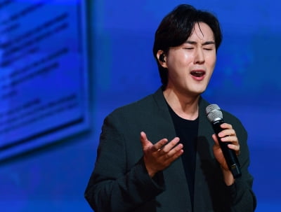 [TEN 포토] 신유 '어머님 생각에 벅찬 마음'