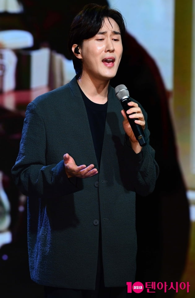 [TEN 포토] 신유 '2년만에 돌아온 트로트 귀공자'