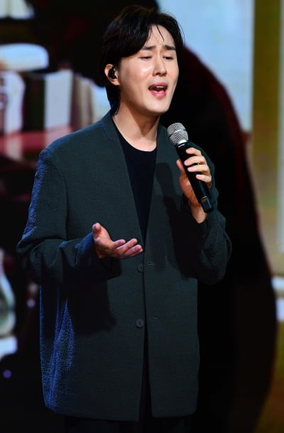 [TEN 포토] 신유 '2년만에 돌아온 트로트 귀공자'