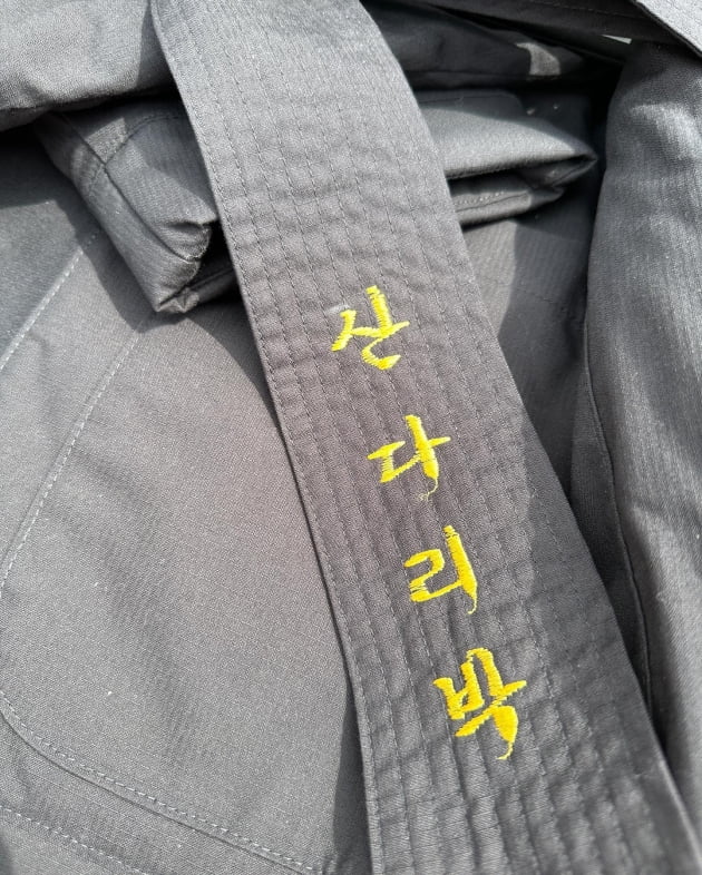 GD 한정판 신발·의류 선물 받은 산다라박, 이름 잃었는데 해맑은 얼굴