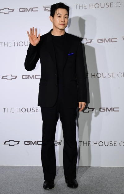 [TEN 포토] 정성일 '수줍은 미소에 여심 흔들'