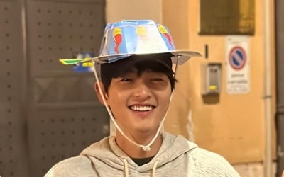 '케이티♥' 송중기, 예비 아빠 맞아? 더 어려진 얼굴로 나폴리 우승 축하