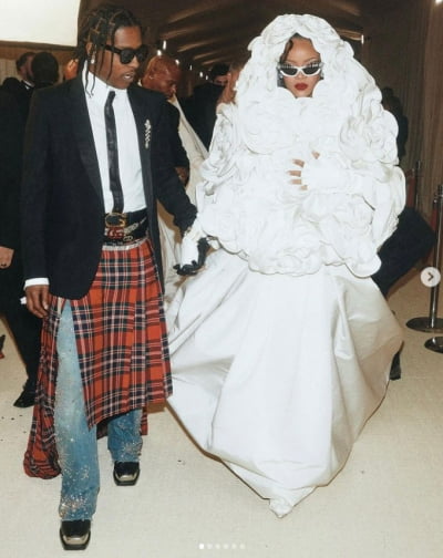 '혼전 둘째 임신' 리한나, 남친 라키와 법적 부부 됐나? 맷 갈라 의상 '추측 난무' [TEN할리우드]