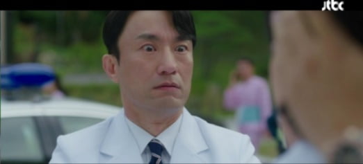 [종합] 자살 소동 휘말린 엄정화, 민우혁 '돌발 포옹'에 김병철 '충격' ('닥터 차정숙')