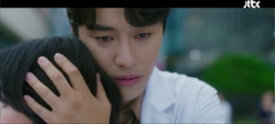 [종합] 자살 소동 휘말린 엄정화, 민우혁 '돌발 포옹'에 김병철 '충격' ('닥터 차정숙')