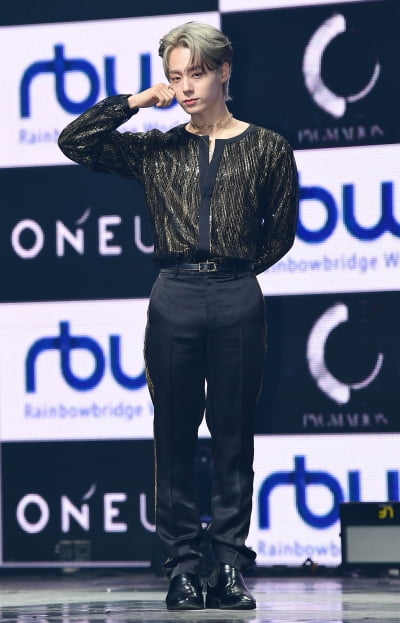 [TEN 포토] 원어스 환웅 '자신감 넘치는 포즈'