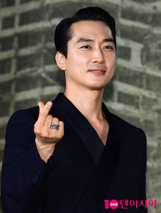 '셀카'에 중독된 48세 송승헌…김우빈 "우리가 앵글 따라가야해"('택배기사')
