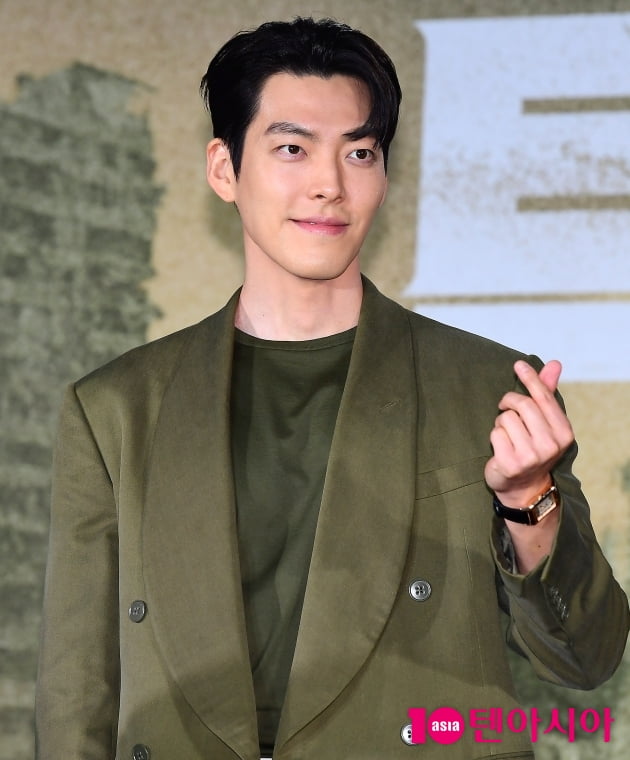 [TEN 포토] 김우빈 '여심 사로잡는 하트'
