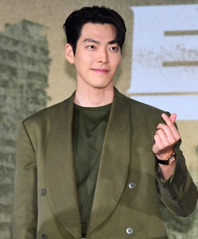 [TEN 포토] 김우빈 '여심 사로잡는 하트'
