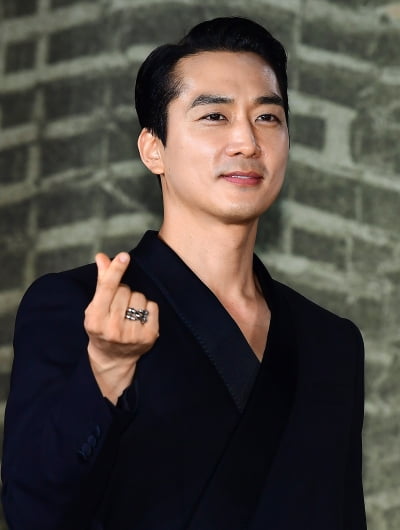 [TEN 포토] 송승헌 '샤프한 하트'