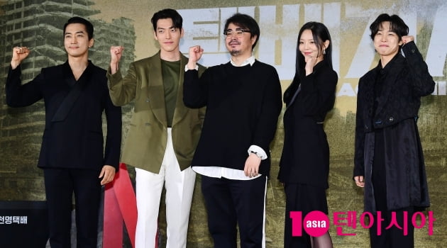 [종합] 김우빈 옷만큼이나 사막화된 한반도…'매드맥스'와는 다른 '택배기사'