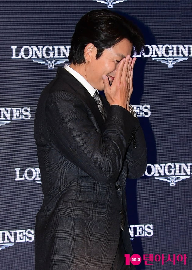 [TEN 포토] 정우성 '플레쉬 세례에 내 눈이야...'