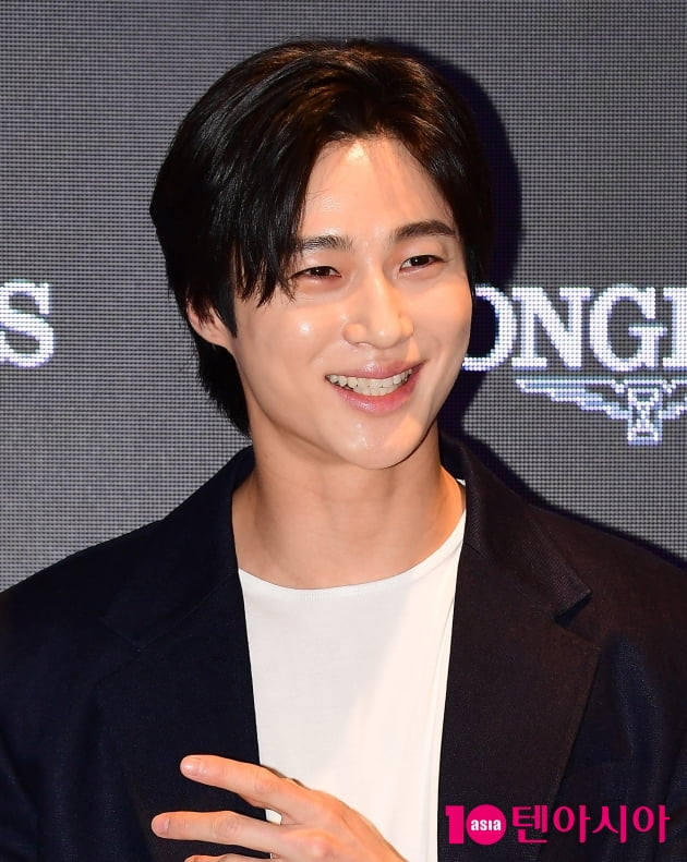 [TEN 포토] 변우석 '이 미소에 빠져든다'