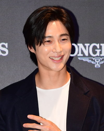 [TEN 포토] 변우석 '이 미소에 빠져든다'