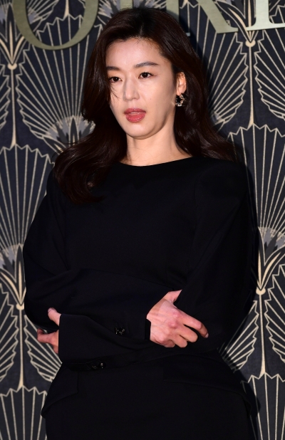 [TEN 포토] 전지현 '긴장된 표정'