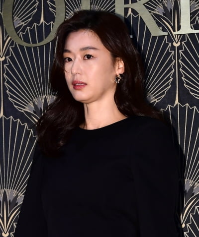 [TEN 포토] 전지현 '열일하는 미모'