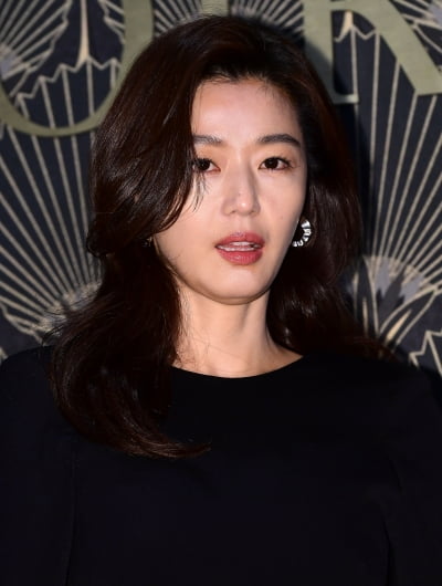 [TEN 포토] 전지현 '피부에 조명을 달았나'