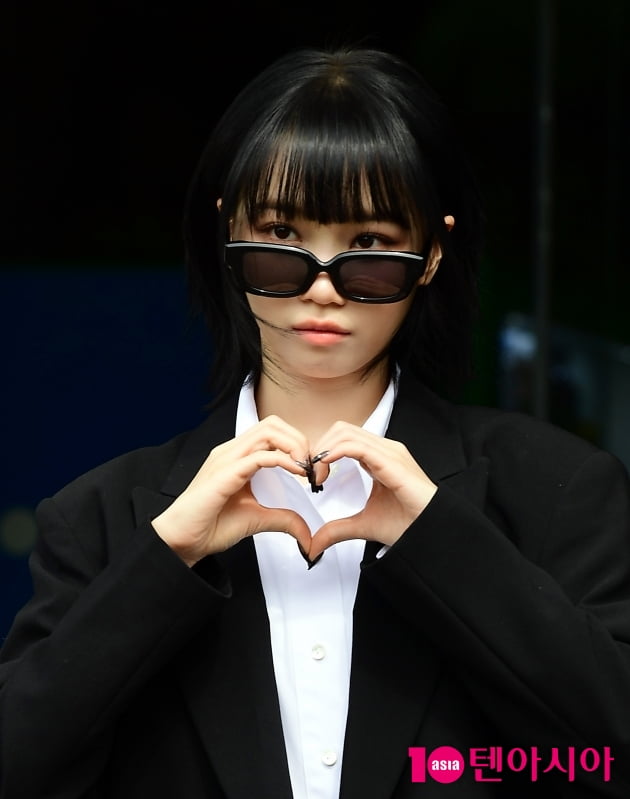 [TEN 포토] 르세라핌 김채원 '하트도 귀엽게'