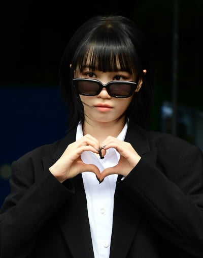 [TEN 포토] 르세라핌 김채원 '하트도 귀엽게'