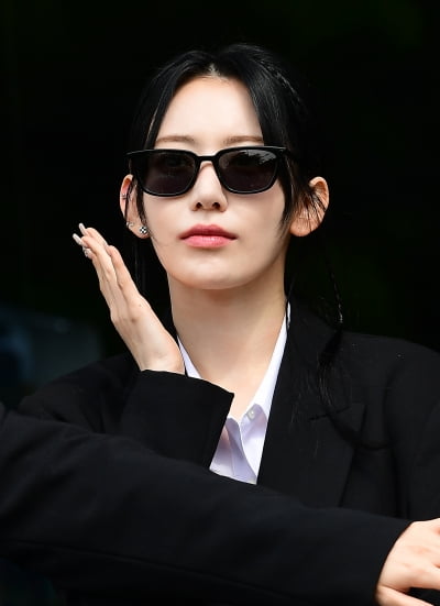 [TEN 포토] 르세라핌 사쿠라 '햇빛마저 질투하는 미모'