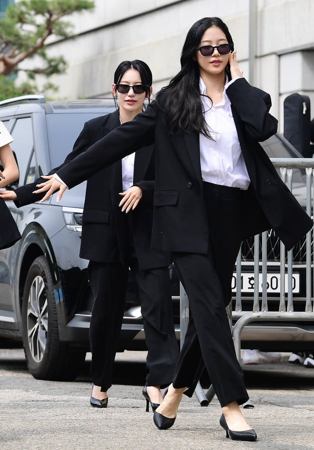 [TEN 포토] 르세라핌 사쿠라-카즈하 '경호 받고싶은 미모'