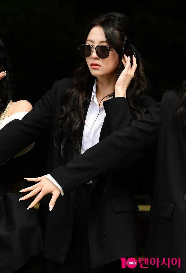 [TEN 포토] 르세라핌 허윤진 '아름다운 경호원'