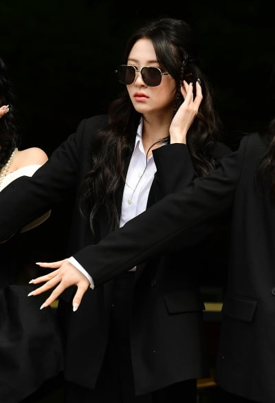 [TEN 포토] 르세라핌 허윤진 '아름다운 경호원'