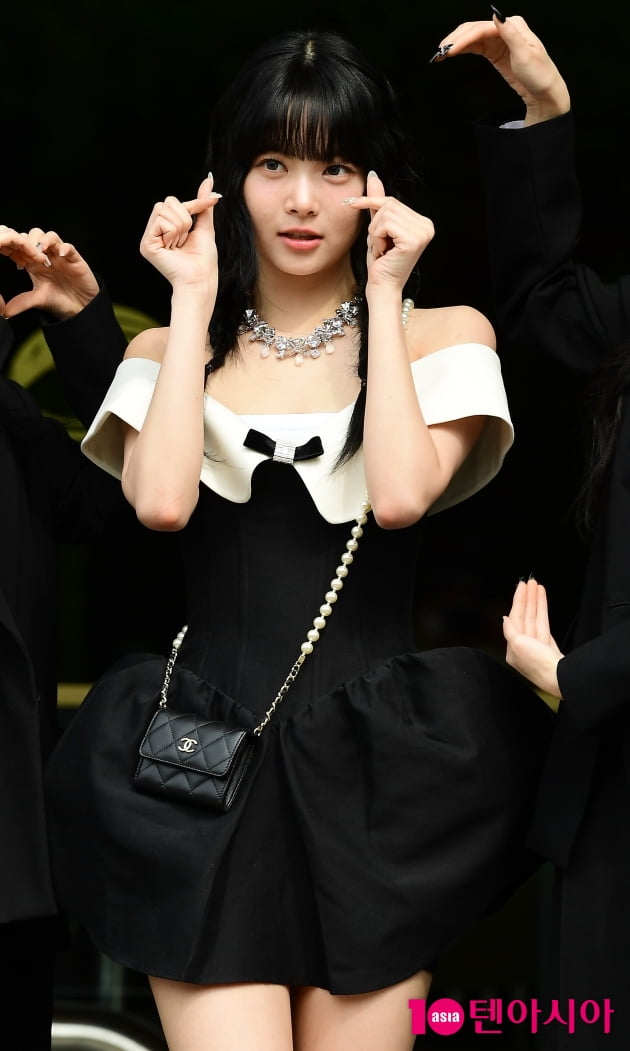 [TEN 포토] 르세라핌 홍은채 '은행장의 청순한 하트'