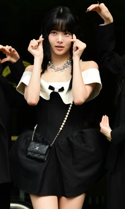 [TEN 포토] 르세라핌 홍은채 '은행장의 청순한 하트'