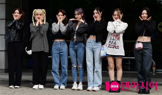 [TEN 포토] 아이칠린 '꽃밭에 있는 냉미녀들'