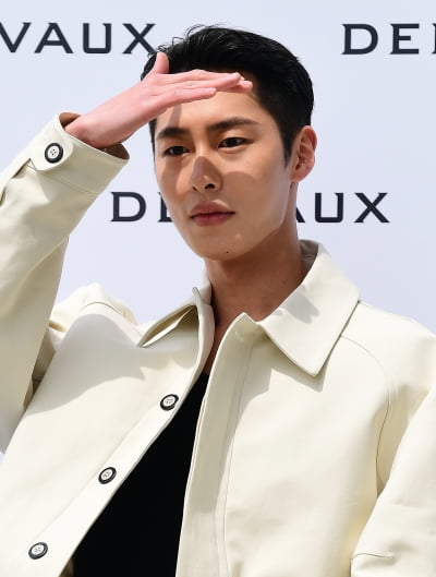 [TEN 포토] 이재욱 '태양을 피하는 방법'