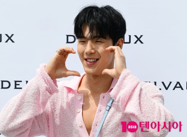 [TEN 포토] 몬스타엑스 셔누 '감탄을 부르는 볼하트'