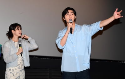 [TEN 포토] 아이유 '셀카는 박서준의 긴 팔을 기대하며'