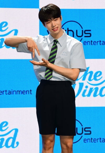 [TEN 포토] 더윈드 김희수 '애교 눈웃음'