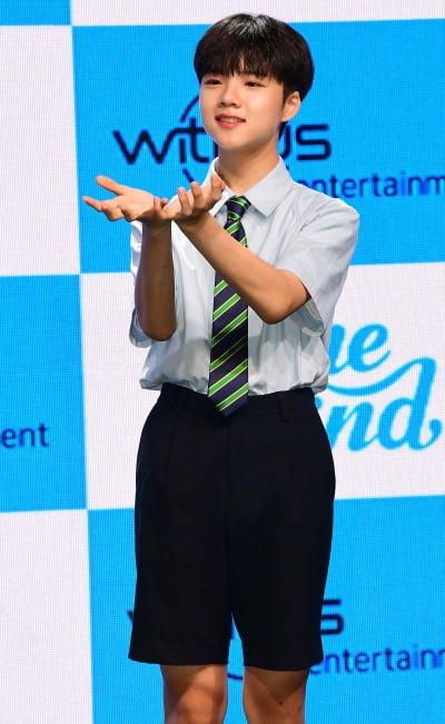 [TEN 포토] 더윈드 안찬원 '비주얼 막내 미소'