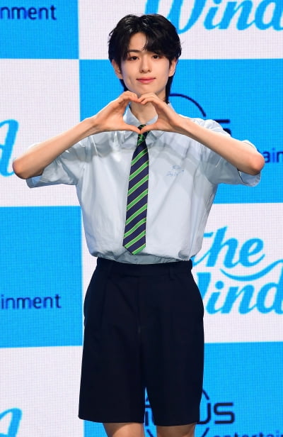 [TEN 포토] 더윈드 장현준 '찐 막내 보조개 미소'