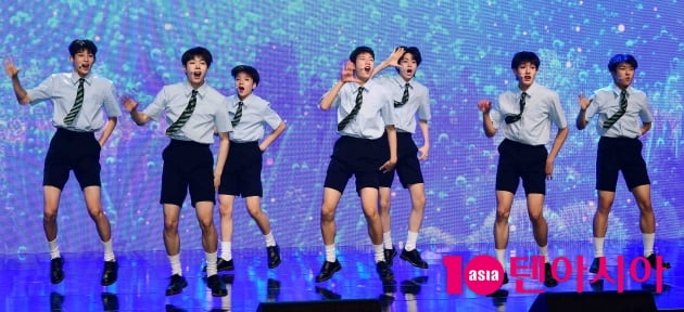 [TEN 포토] 더윈드 '청량한 무대'