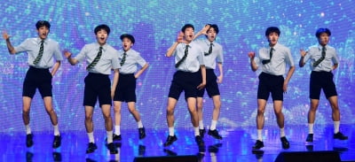 [TEN 포토] 더윈드 '청량한 무대'