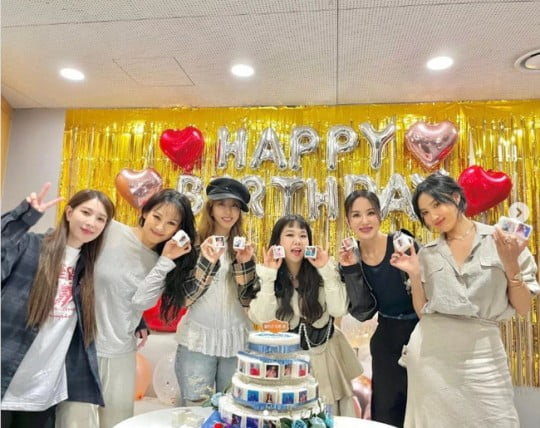 화사, 김완선 55번째 생일파티에선 조신하게…셔츠+롱치마로 19금은 저 멀리