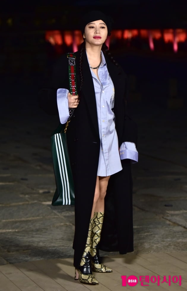 [TEN 포토] 김혜수 '코트 사이 초미니'